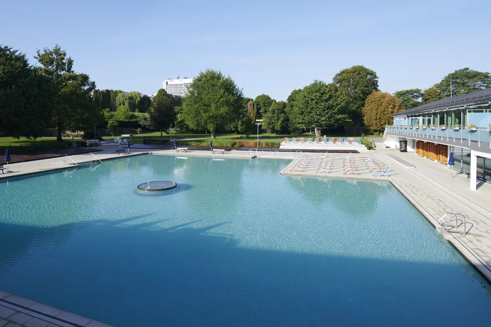 Aussenbecken im Mineralbad Berg Aussenbecken mit chlorfreiem, naturbelassenem und stark kohlensäurehaltigem Mineralwasser mit naturgegebenen Wassertemperatur von ca. 22 °C im Mineralbad Berg.