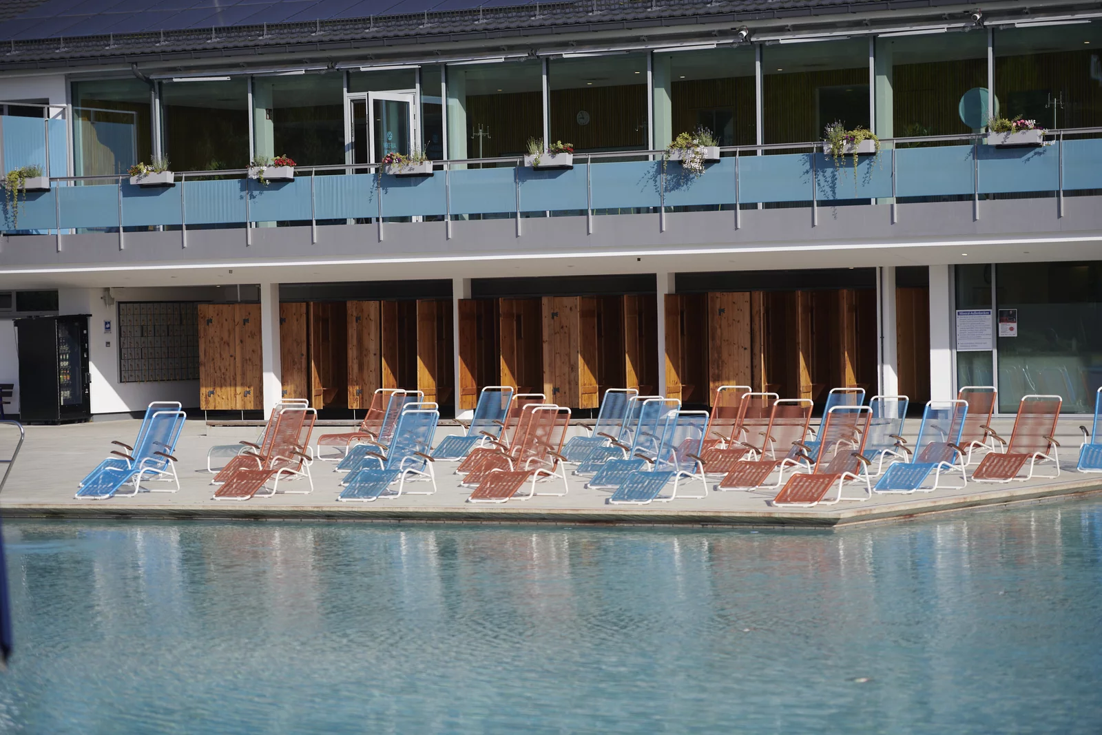 Sonnenterrasse mit Liegen im Mineralbad Berg. Sonnenterrasse mit Liegestühlen am Aussenbecken mit naturbelassenem und stark kohlensäurehaltigem Mineralwasser im Mineralbad Berg.