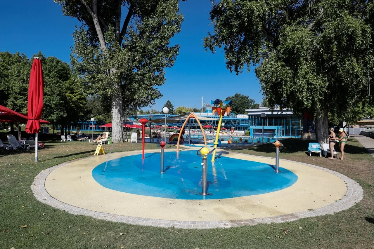Spraypark im Kinderland LEUZE Blick auf den Spraypark mit diversen Wasserspielen im Kinderland LEUZE.