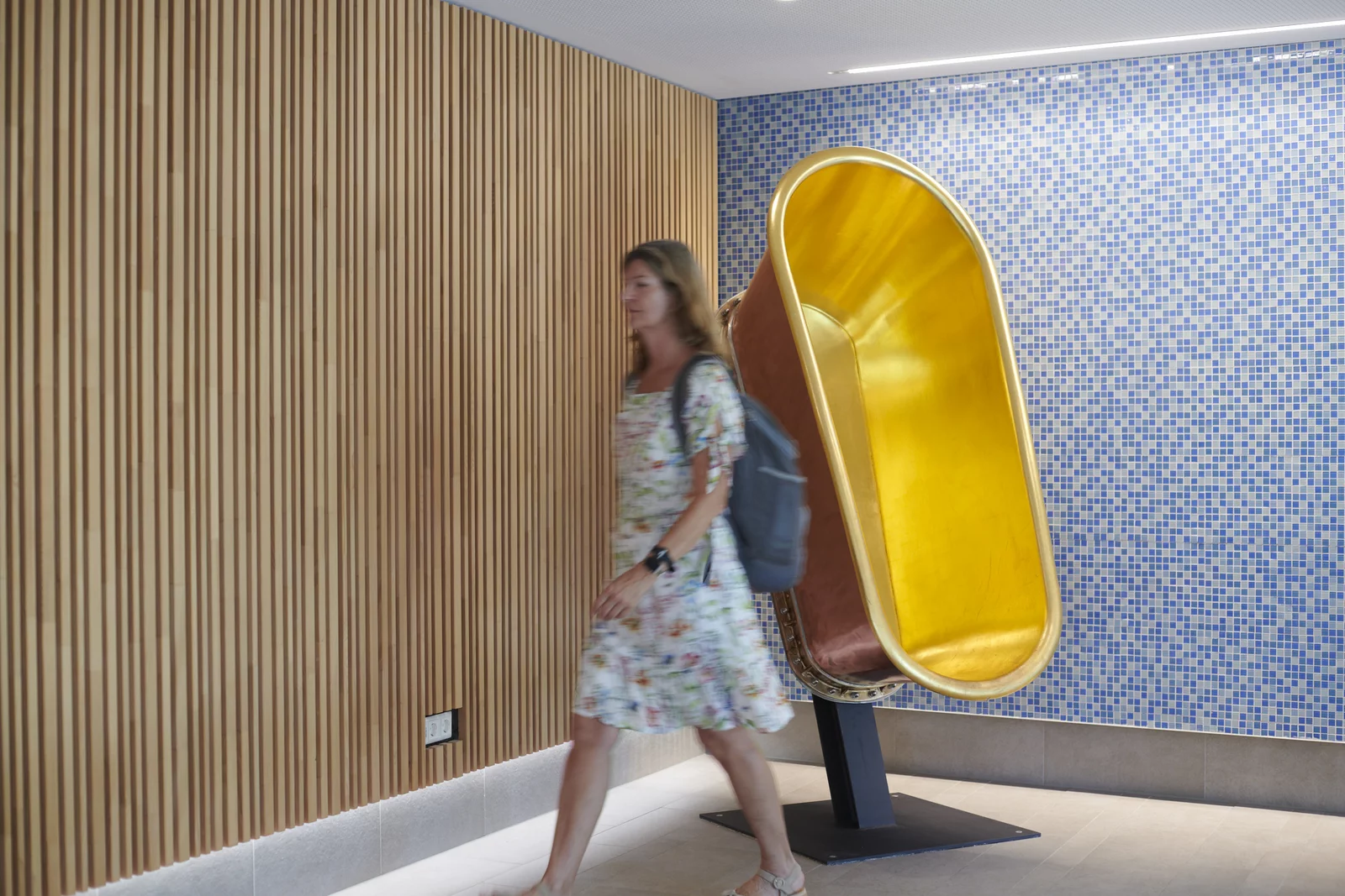 Goldene Badewanne im Mineralbad Berg Eine Frau läuft im Mineralbad Berg an der goldenen Badewanne des Künstlers Edgar Harwardt vorbei.