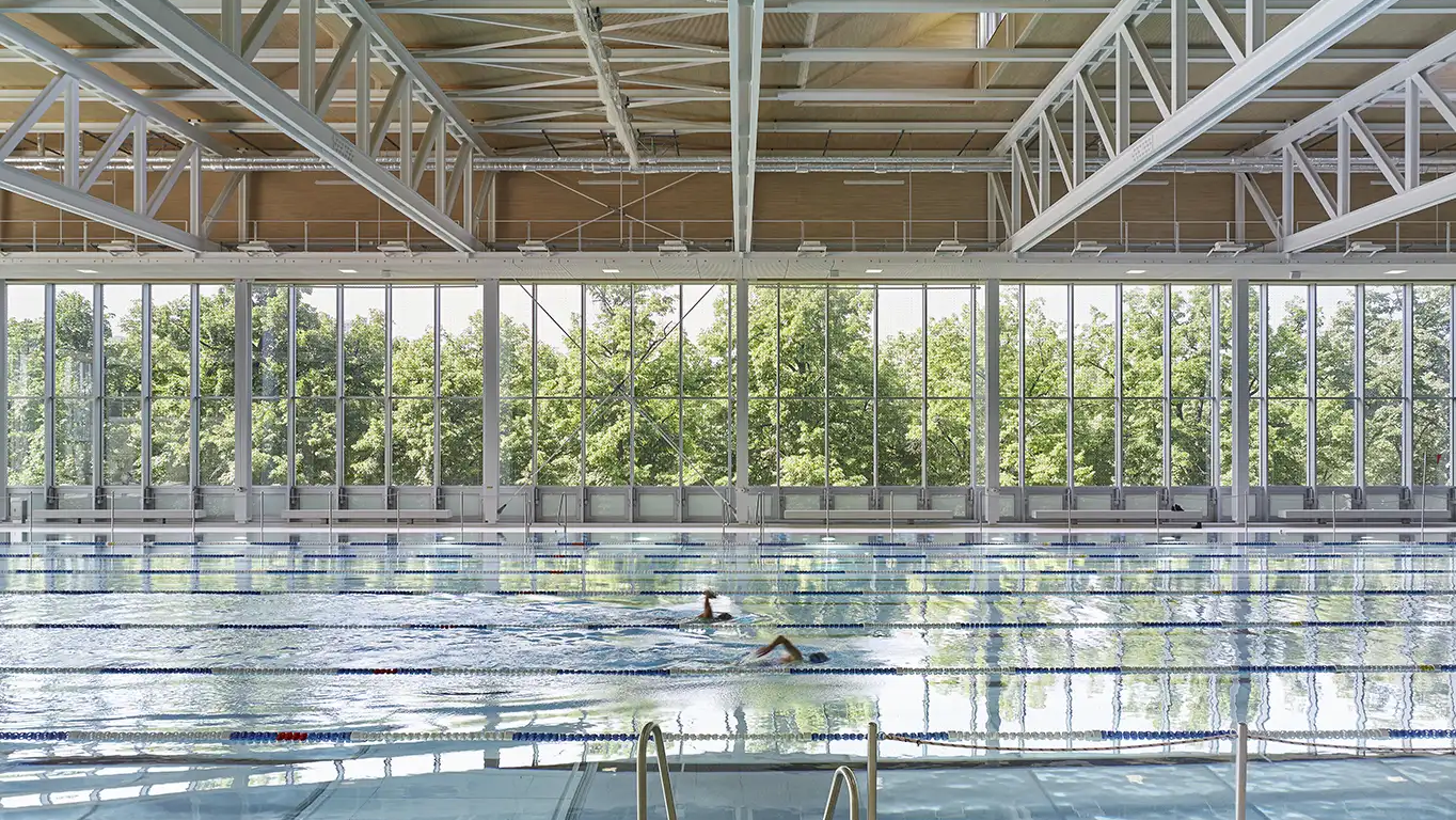 Innenansicht: Zwei Schwimmer beim Bahnenschwimmen im 50-Meter-Becken im Sportbad Neckarpark.