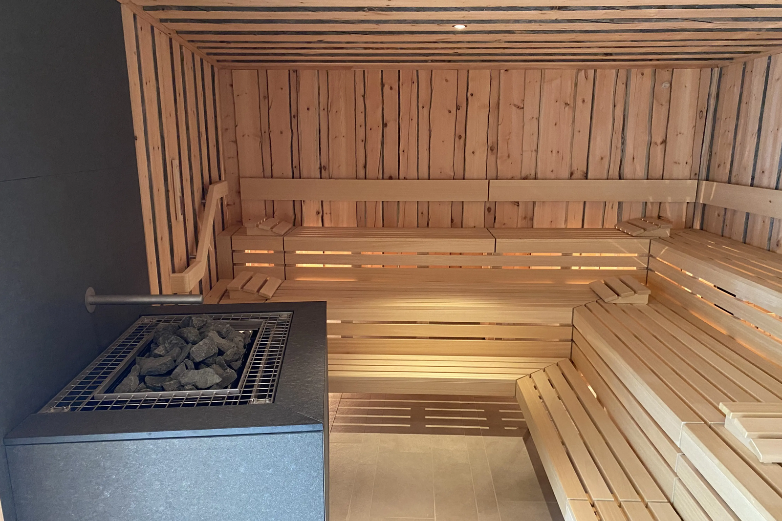 Mineralbad Berg Aufguss-Sauna Blick in die Sauna mit Holzbänken und Aufguss-Bereich im Mineralbad Berg.