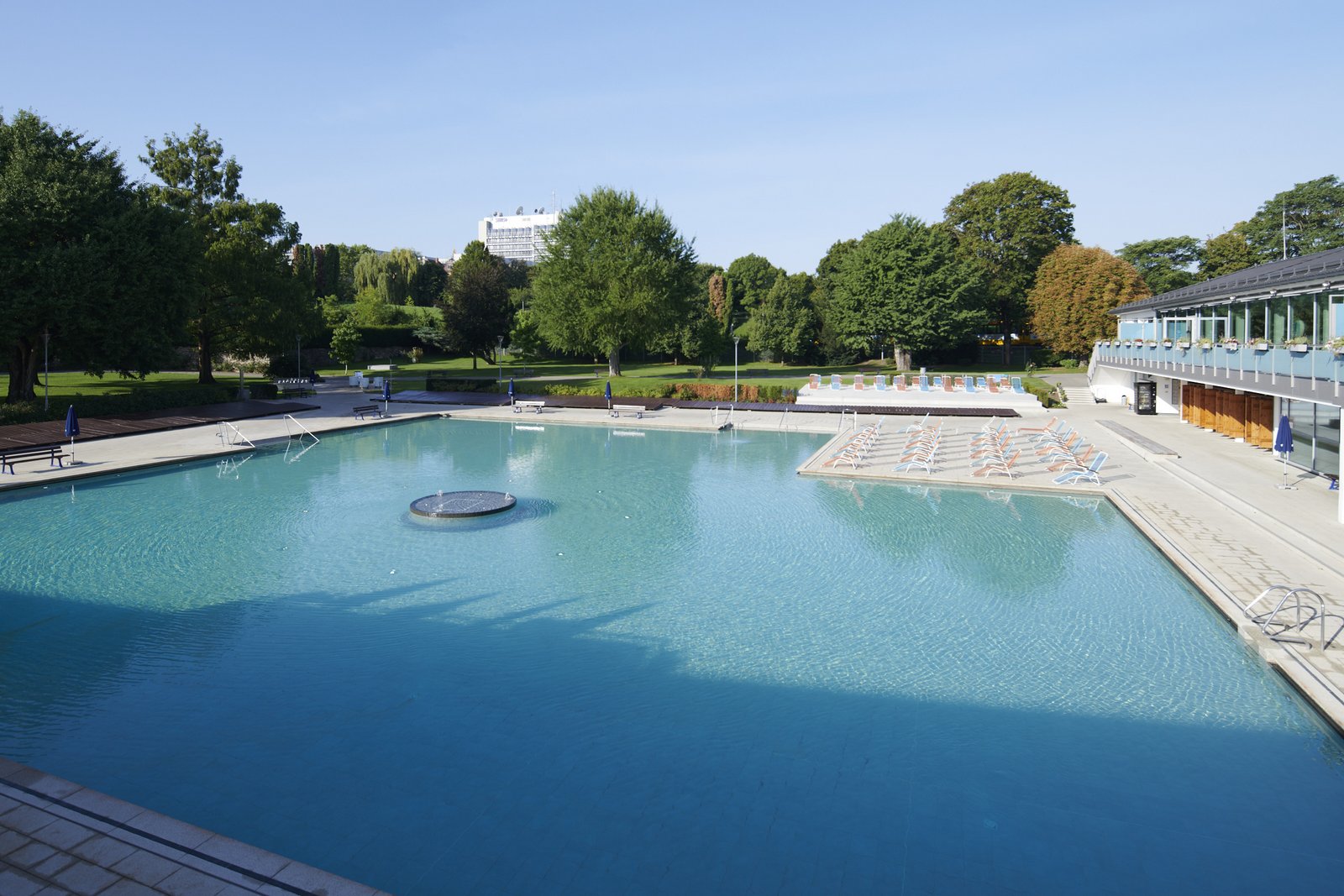 Aussenbecken im Mineralbad Berg Außenbecken mit See-Charakter, umgeben von einer grosszuegigen Parkanlage im Mineralbad Berg.