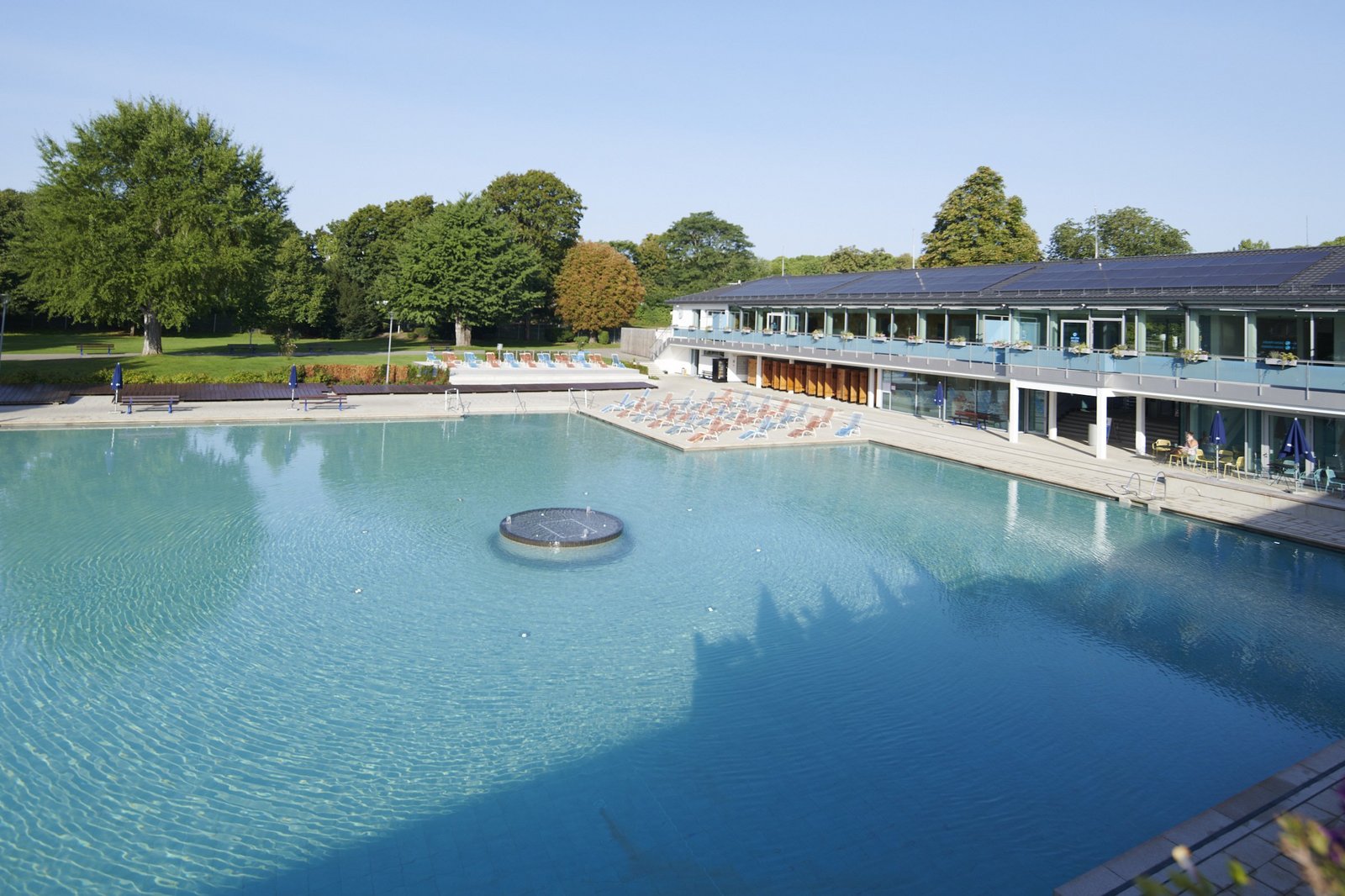 Mineralbad Berg Aussenbecken Mineral-Aussenbecken mit Badgebäude inmitten einer Parkanlage im Mineralbad Berg.