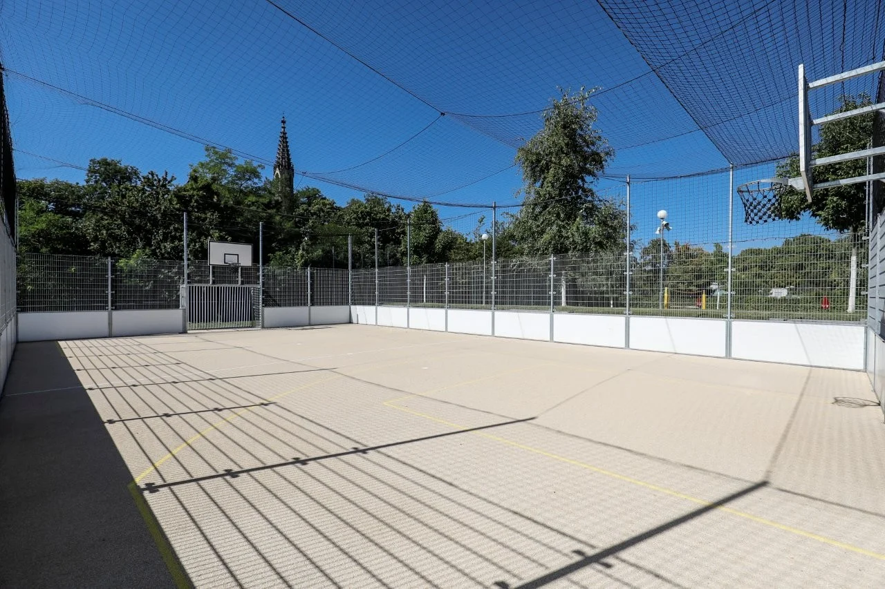 DAS LEUZE Basketballfeld Ein Basketballfeld in der grosszuegigen Sportanlage im LEUZE