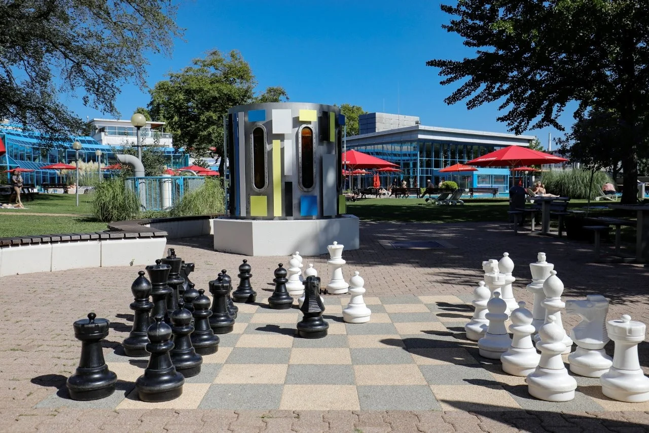 DAS LEUZE Schachspielfeld im Aussenbereich Ein Schachspielfeld mit ueberdimensionierten Schachfiguren in der Assenanlage von LEUZE.