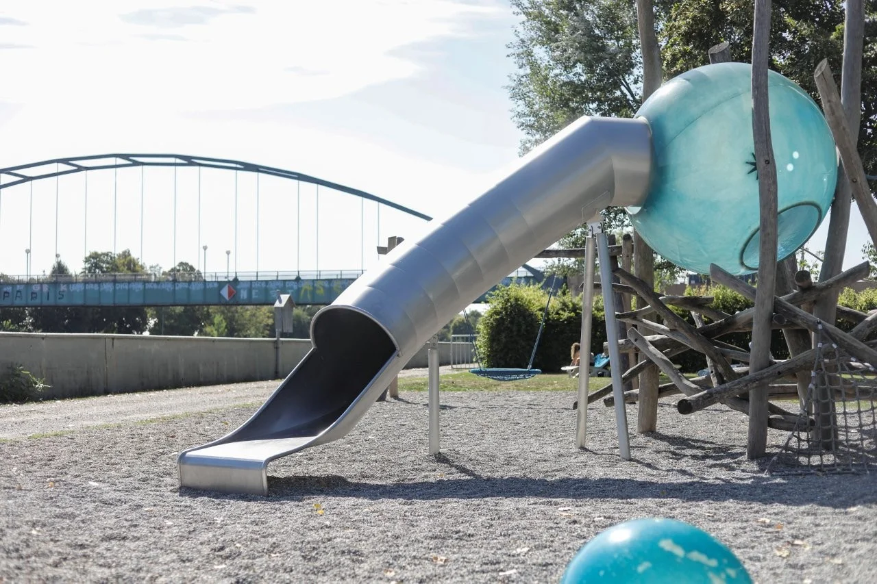 DAS LEUZE Spielplatz Aussenbereich Kinderland Eine Rutsche im Kletterpark auf dem Spielplatz im Aussenbereich Kinderland LEUZE