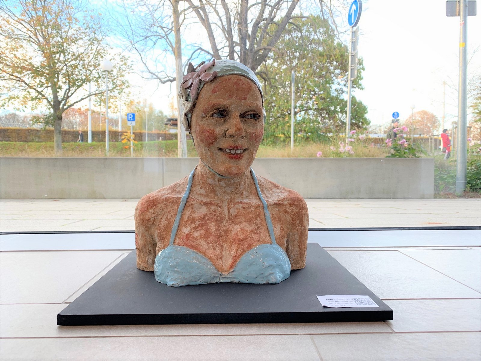 Ausstellung Plastiken von Elvira Günther im Mineralbad Berg Abbildung einer Figur aus der Ausstellung von Elvira Guenther zum Thema "Schwimmer".