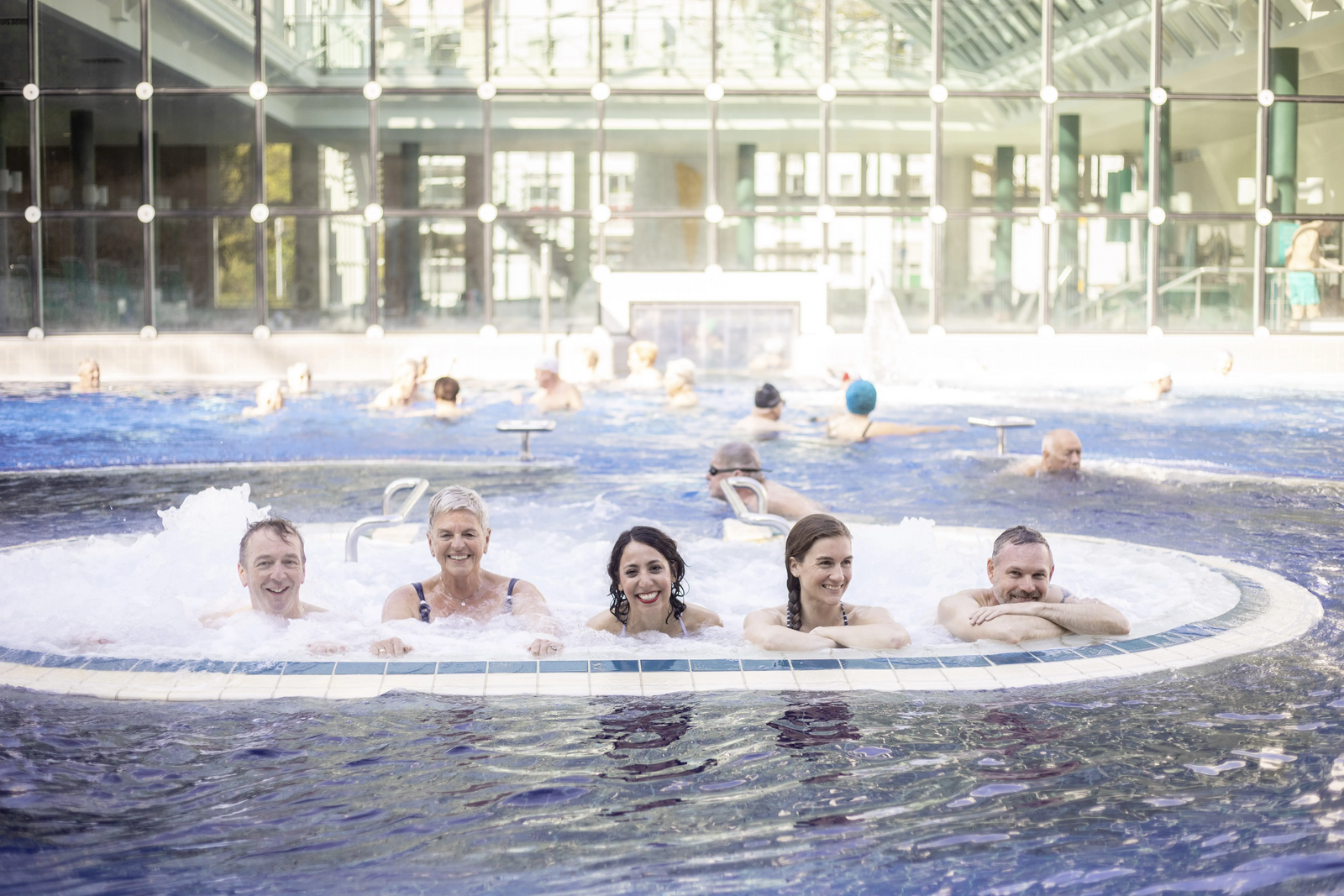 Eine Gruppe fröhlicher Badegäste im Sole-Außenbecken im SoleBad Cannstatt.