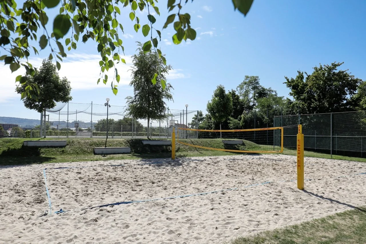 DAS LEUZE Beachvolleyballfeld Ein Beachvolleyballfeld in der grosszuegig angelegten Sportanlage im LEUZE