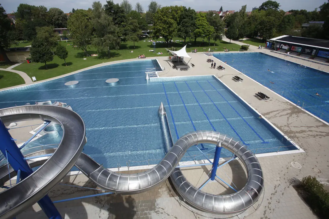 Luftbild: Große Wasserrutsche und Außenschwimmbecken im Freibad Rosental.
