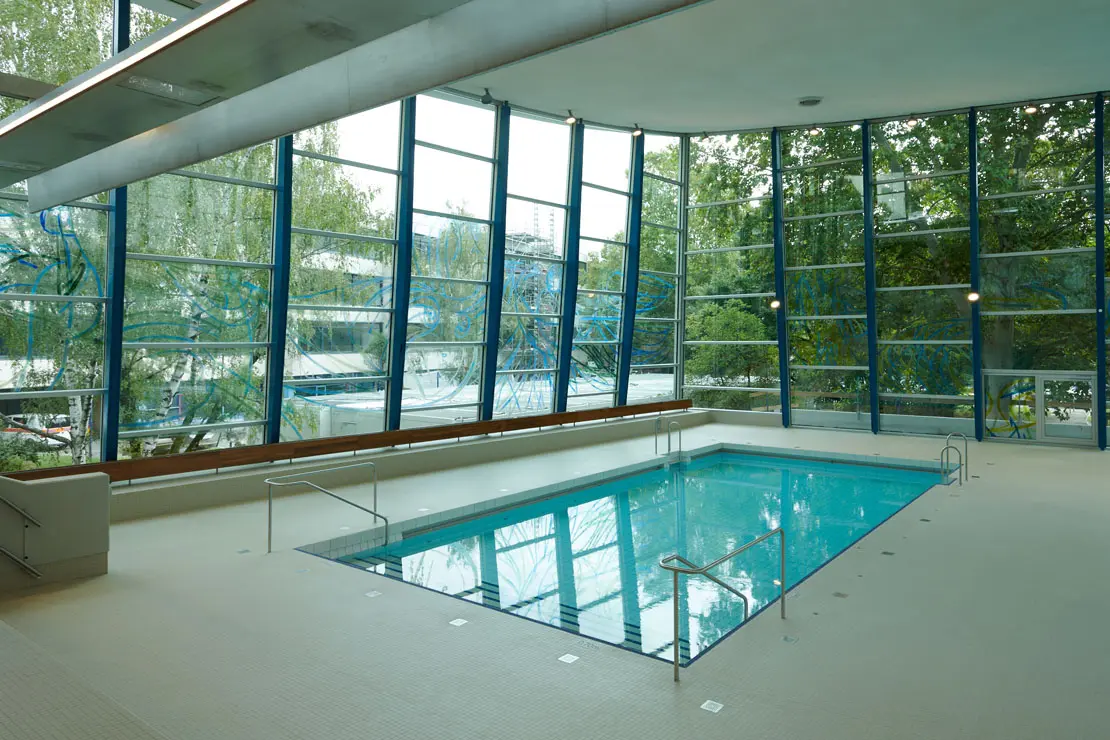 Innenansicht Lehrschwimmbecken ohne Badegäste im Hallenbad Feuerbach.