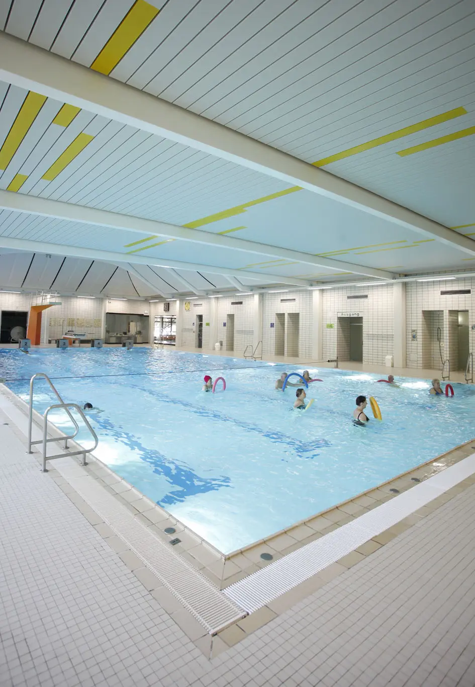 Eine Gruppe macht Wassergymnastik im Schwimmbecken im Hallenbad Plieningen.