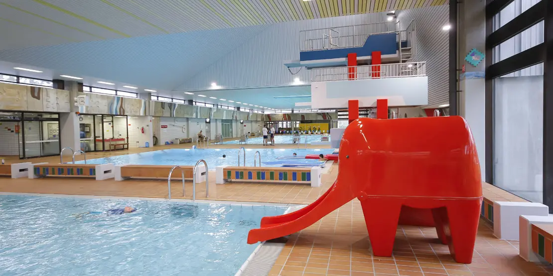 Nichtschwimmerbecken mit Kinderrutsche in Form eines roten Elefantes im Hallenbad Sonnenberg.