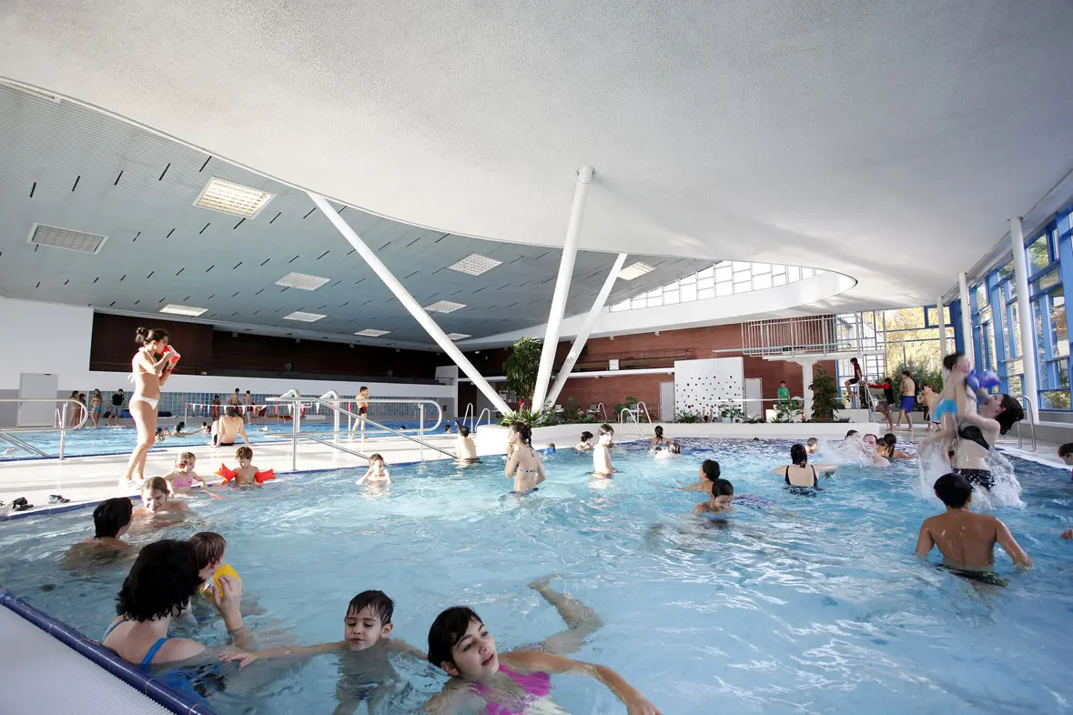Erwachsene und Kinder planschen im Nichtschwimmerbecken im Leo-Vetter-Bad.