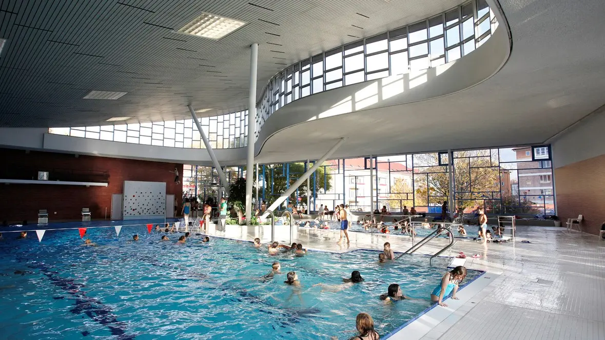 Blick in die Schwimmhalle im Leo-Vetter-Bad: mehrere Badbesucher im Schwimmbecken.