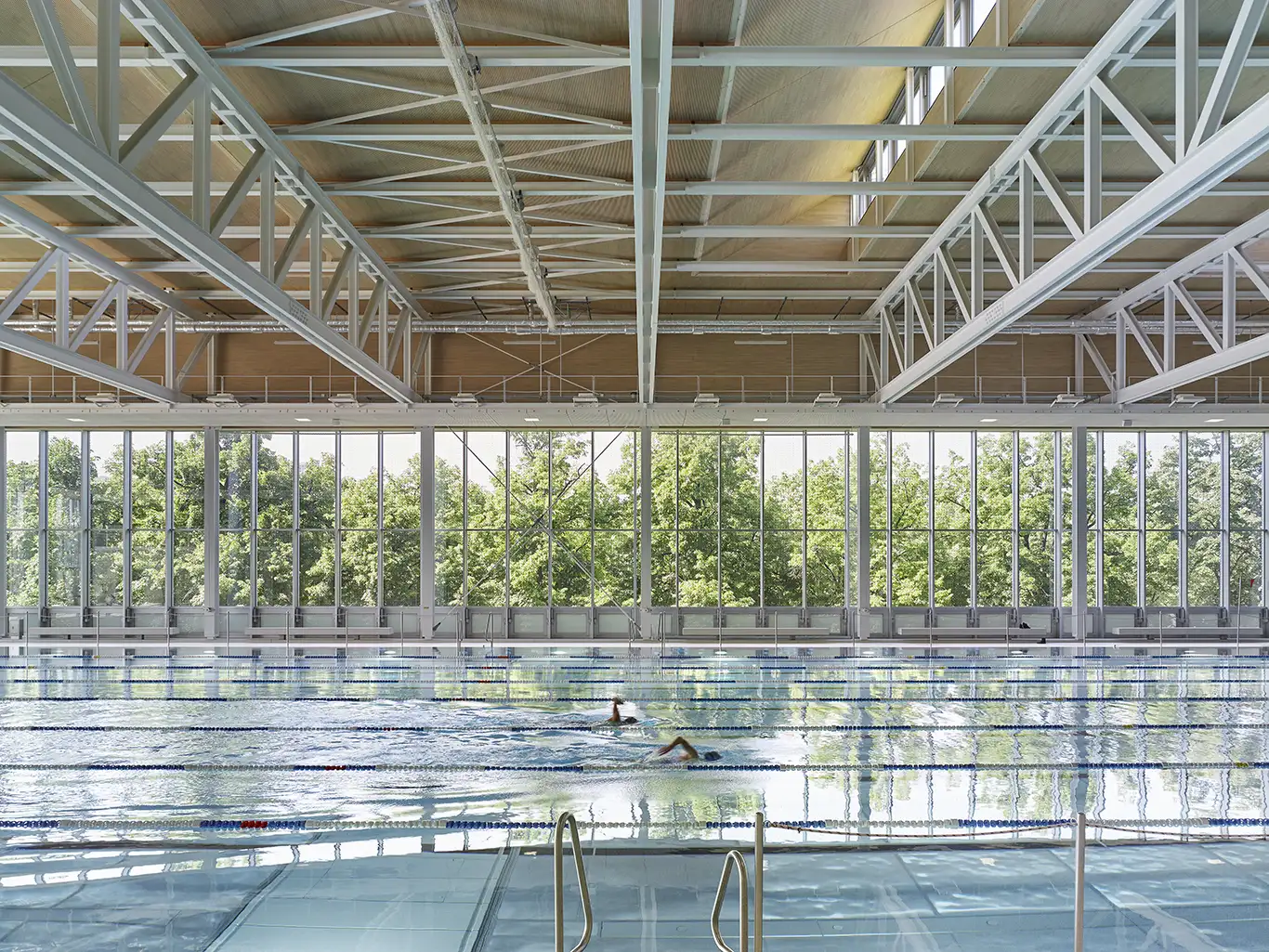 Innenansicht: Zwei Schwimmer beim Bahnenschwimmen im 50-Meter-Becken im Sportbad Neckarpark.