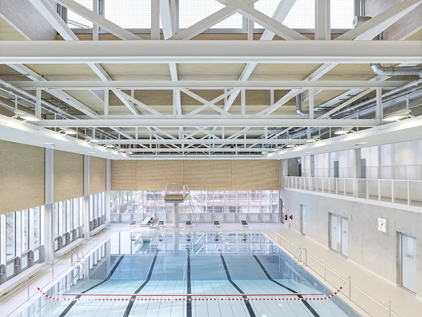 Blick vom Sprungturm auf das leere Schwimmbecken und die Stahldecken-Konstruktion im Sportbad NeckarPark.