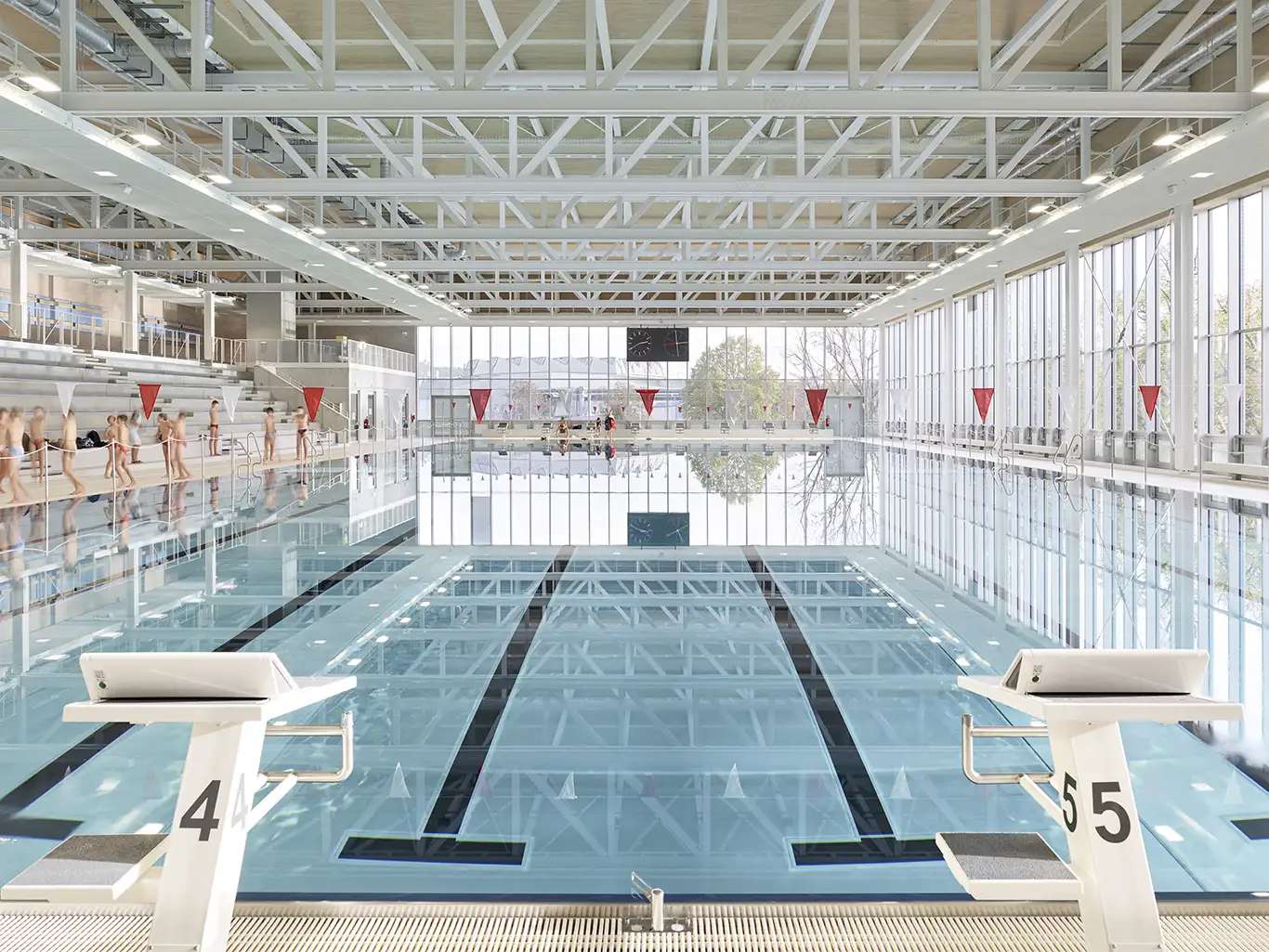 Im Vordergrund zwei Startblöcke mit Blick auf das Schwimmbecken im Sportbad NeckarPark.