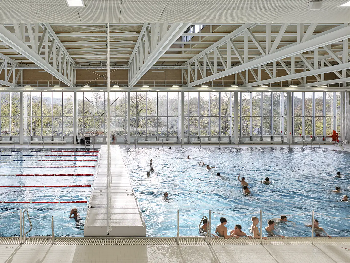 Geteiltes Schwimmbecken für Sport- und Freizeitschwimmer im Sportbad NeckarPark.