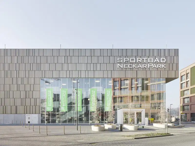 Außenansicht Gebäude mit großer Glasfront Sportbad NeckarPark.